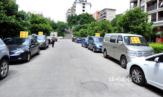 程厝路被二手車行當成停車場　人行道上停滿小車