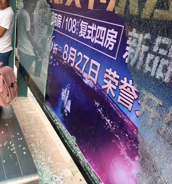 鶴林新城公交站廣告燈箱玻璃爆裂　劃傷候車人腳