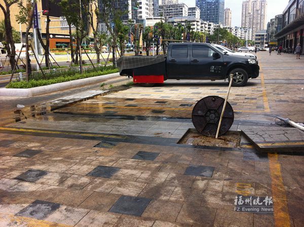 長樂中路人行道現大片油污帶　疑餐館油污堵窨井