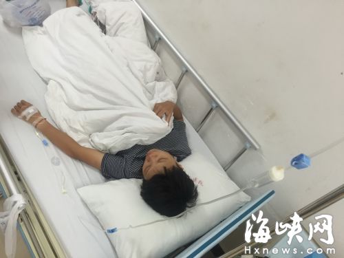女子被蜇后，出現(xiàn)嘔吐癥狀