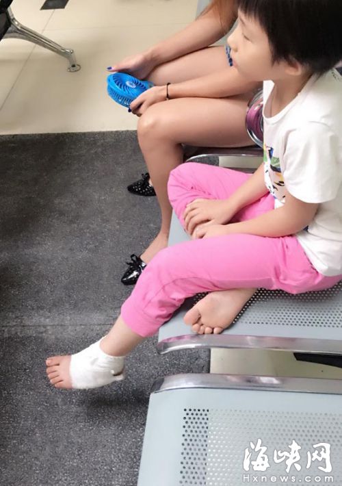  女孩至今還無法正常走路，需要人看護