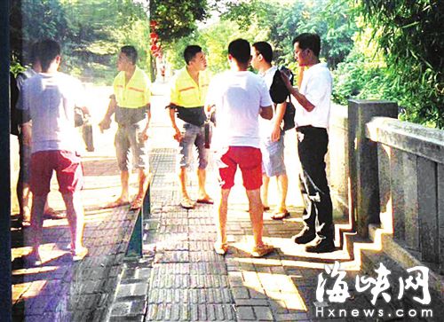 福州白馬路灑，水車噴到路人被，指責(zé)后環(huán)，衛(wèi)員（左）下車呵斥路人（網(wǎng)友供圖） 
