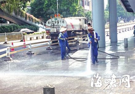  下午三點灑，水車停華林路上環(huán)，衛(wèi)人員沖洗人行道堵了路 