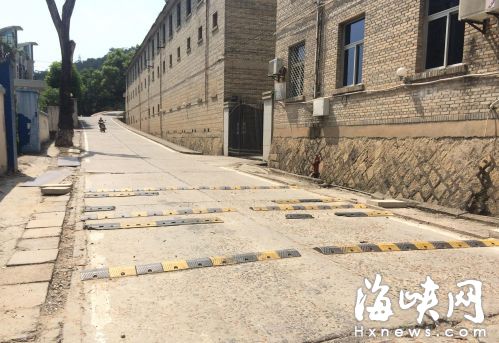 鐵制的減速帶聲音非常大 