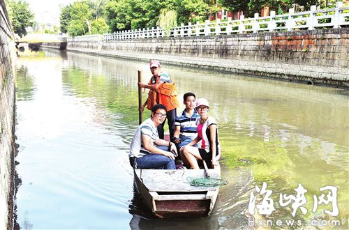  記者與水務工作人員乘船巡查排污口