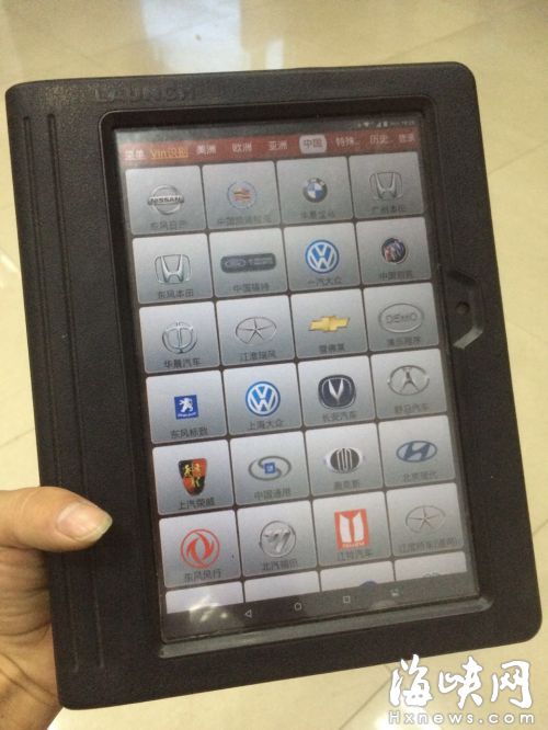 陳先生向記者展示的﹃解碼器﹄，外觀像一個iPad，可匹配數十個品牌 
