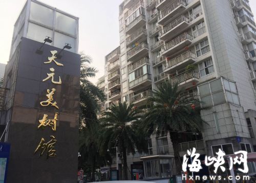 自來水公司稱，居民集中用水，把水箱的水用光了；已加大供水量，呼吁居民節約用水
