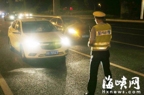 尤溪洲大橋倉山橋頭，閩A705Z7因濫用遠光燈被交警攔下