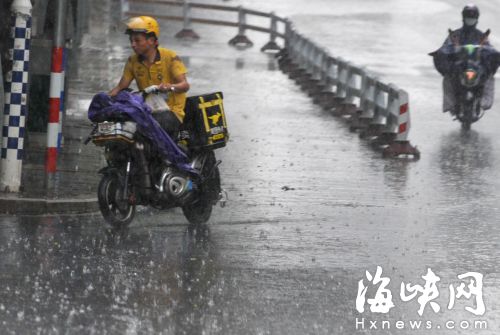 昨日下午二時許，福州屏東公交車站前，猝不及防的大雨讓市民無處躲避