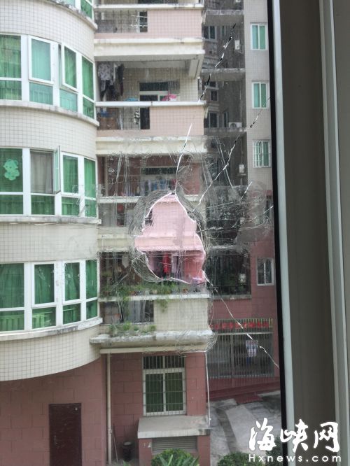 8月25日，玻璃再次被射穿，留下碗口大的洞