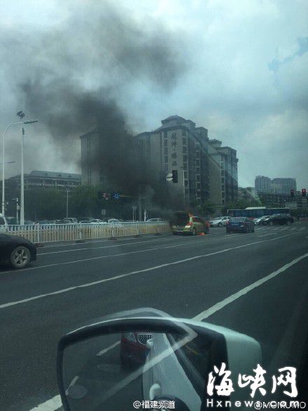 小車被大火包圍，現場濃煙滾滾