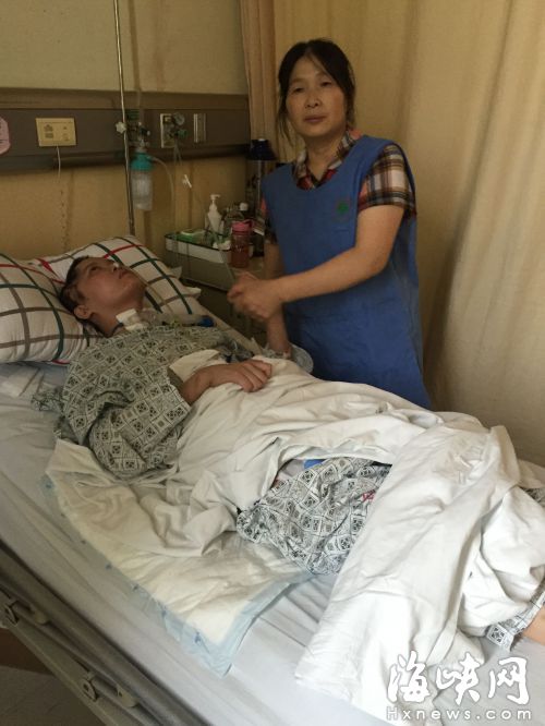 躺在病床上的顏立只有右手能輕微動彈