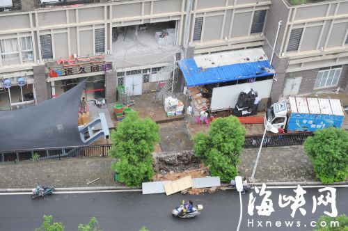 敲掉二樓外墻 還要搭出天橋