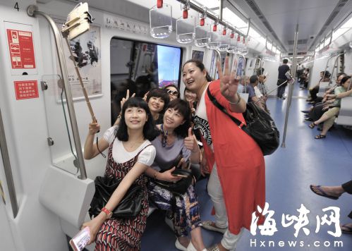 福州地鐵1號線南段試乘第一天，市民自拍留影