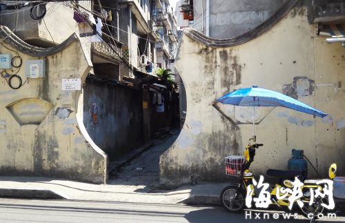 圍墻一角有大裂縫