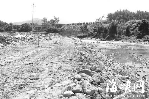 河岸原本在電線桿旁，現在河道被填去大半