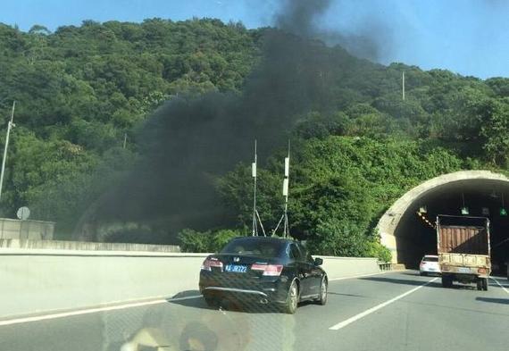 魁岐隧道面包車自燃冒出濃煙　多名司機棄車逃出