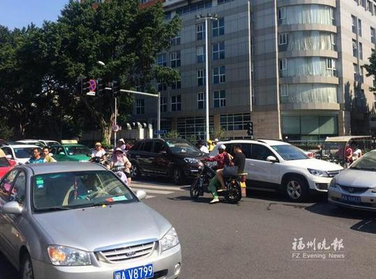 福新路六一路口信號燈癱瘓　交通陷混亂人車混行