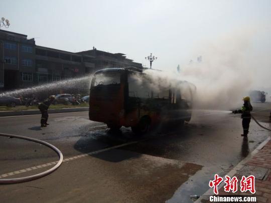長樂小公交行駛途中突然起火　13名乘客安全逃生