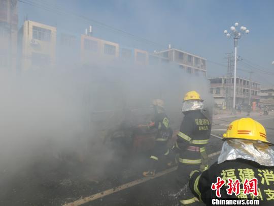 長樂小公交行駛途中突然起火　13名乘客安全逃生