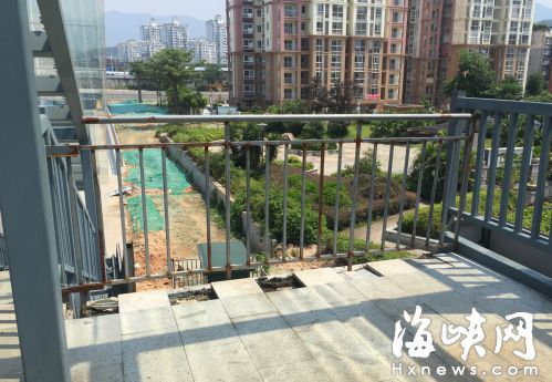 這一側護欄用簡易的鋼管拼接，已銹跡斑斑，還有缺口 
