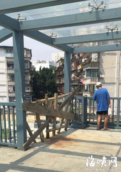 靠鐵六小區(qū)這一側護欄是用木板搭的 