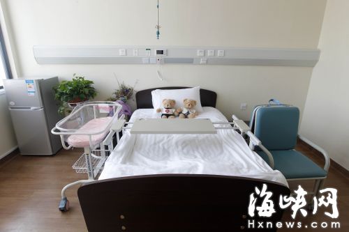  單間病房舒適溫馨，配有冰箱微波爐 