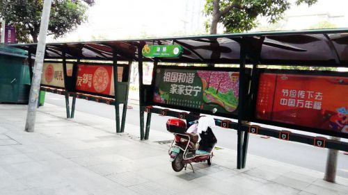  公共自行車站未啟用，現(xiàn)在成電動車停車點了 