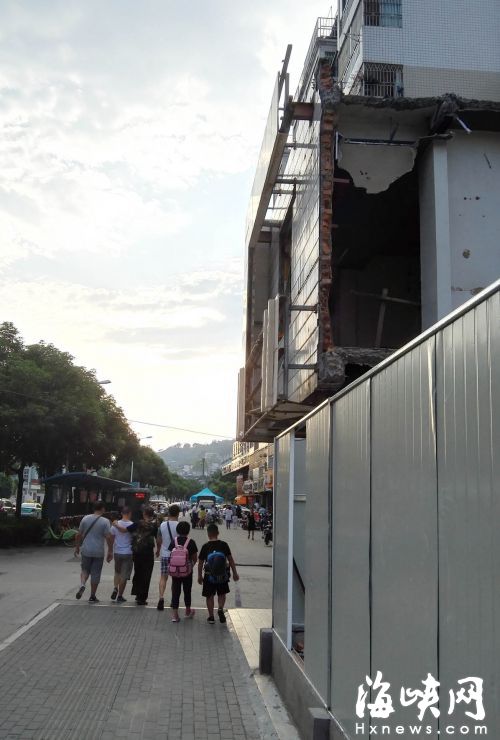 沒拆掉的樓房懸空在圍擋外，路人經過都繞道走 