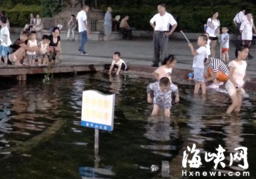 金牛山公園的噴泉池內立著警示牌，可孩子們還是入池玩耍