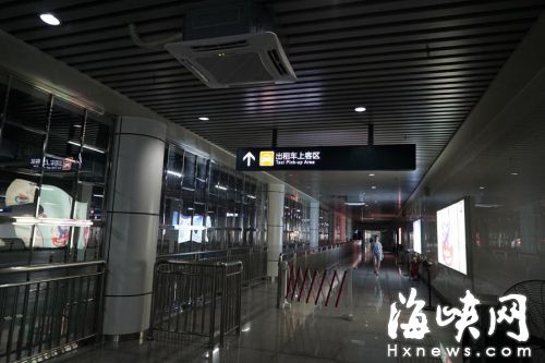 乘客候車區與出租車停車區已被幕墻隔開頭，頂三臺中央空調也已啟用 