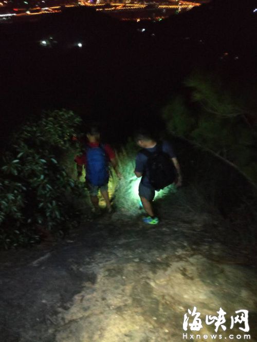 救援人員連夜搜尋，成功解救被困男子（救援隊供圖） 