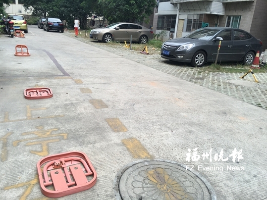 保福公寓“車位瓜分戰(zhàn)”愈演愈烈　業(yè)主圈占車位