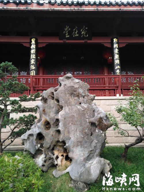 福州西湖這塊真正太湖石，體現了太湖石的“皺、漏、瘦、透”美感
