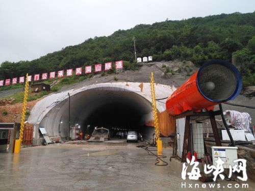 長平高速風洞山隧道，采用水霧炮降塵 