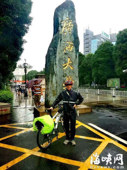 朱賢在廣西大學前留影 