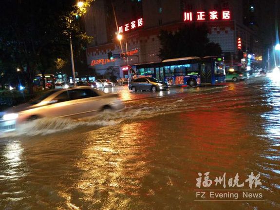 福州暴雨致多路段積水　警方設15處涉水線要記牢