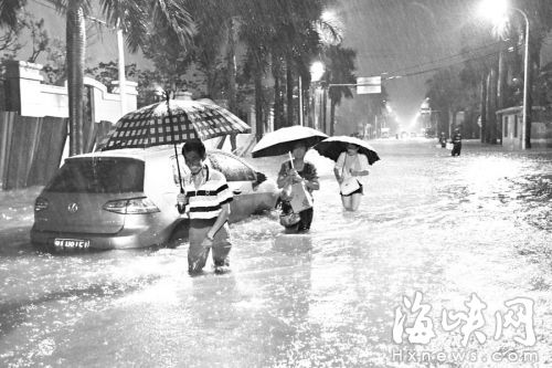 金工路和金榕北路口，小車熄火，積水過膝