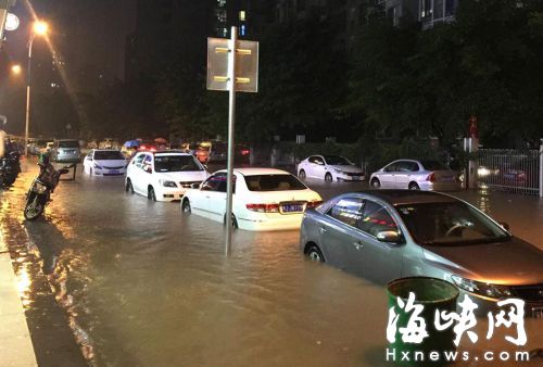 大儒世家原厝路，多輛車水中拋錨