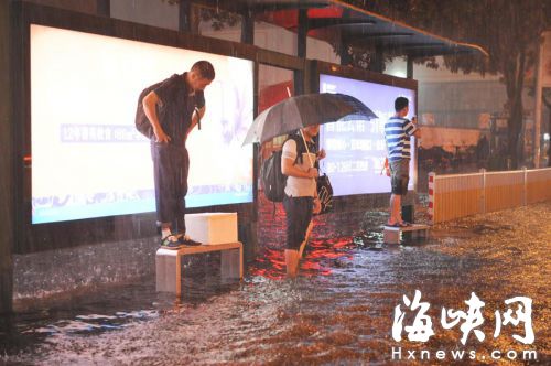 華林路汽車北站前，旅客只能站到公交站坐椅上候車