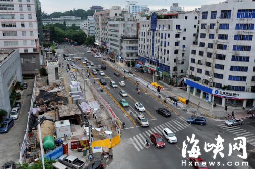 屏山站圍擋經過調整，為人行道讓出空間