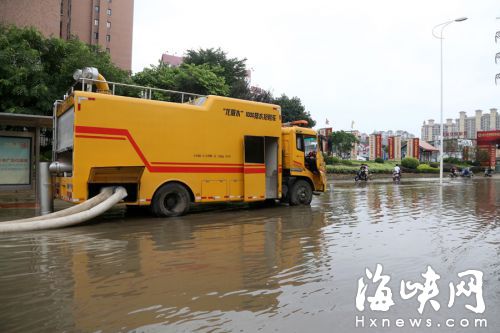 十二日上午，建新中路金山碧水公交站附近仍有大片積水，工程車在排水