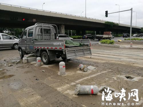 三環(huán)西路東嶺路口昨晚積水，貨車看不清路面沖斷石墩