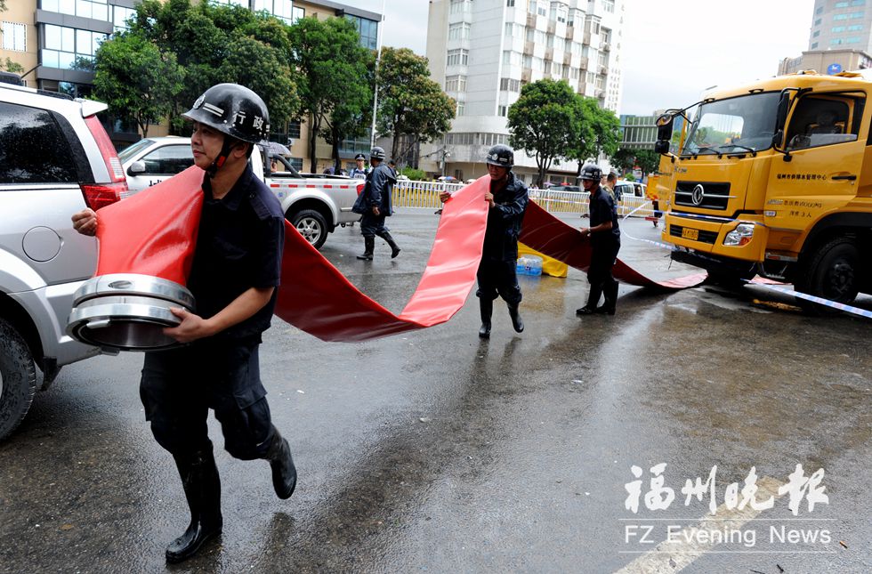 榕市區(qū)多處積水嚴(yán)重部門通宵搶險　道路恢復(fù)正常
