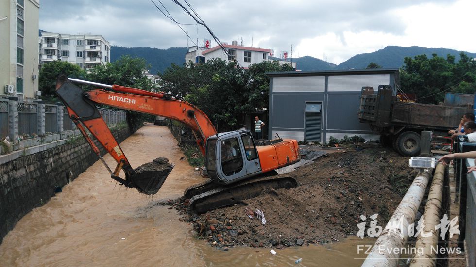 榕市區(qū)多處積水嚴(yán)重部門通宵搶險(xiǎn)　道路恢復(fù)正常