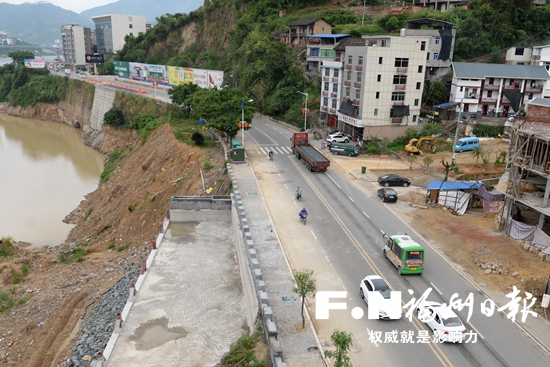 經過近兩個月的搶修　閩清進城路塌方段修復通車