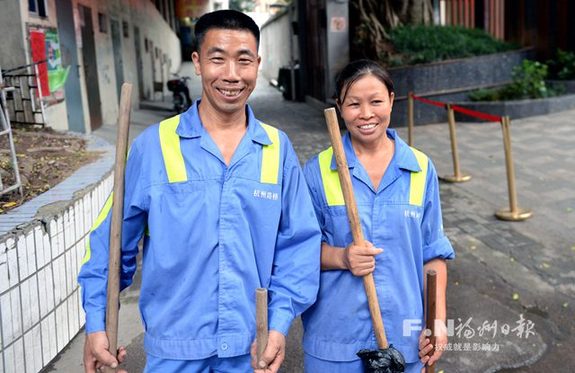 環(huán)衛(wèi)工雨中“埋頭”疏通下水道　市民：令人感動