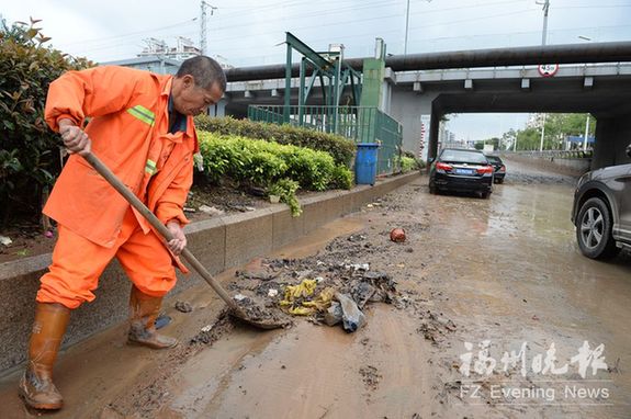 榕市區(qū)多處積水嚴重部門通宵搶險　道路恢復(fù)正常
