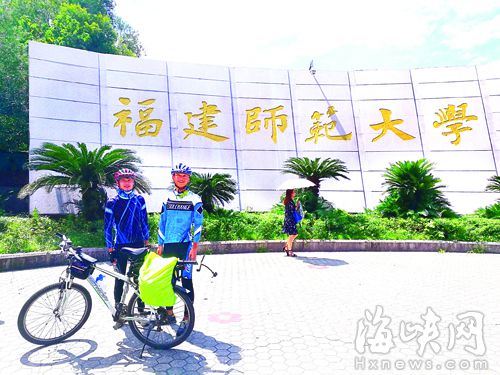 來(lái)自云南昆明的“騎行新生”朱賢（左）和哥哥到達(dá)師大 