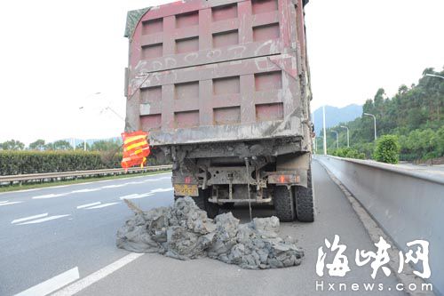 撒漏的渣土車被巡查人員截停 